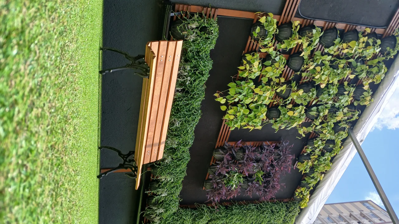 JARDIM EXTERNO E CHURRASQUEIRA